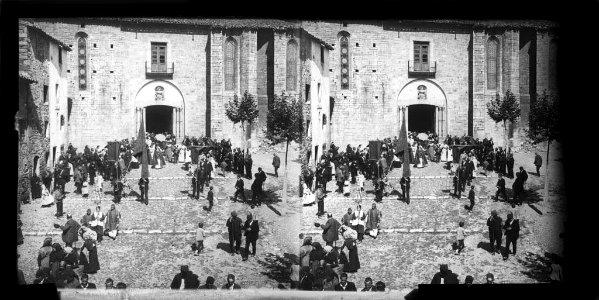 Processó sortint de l'església de Camprodon