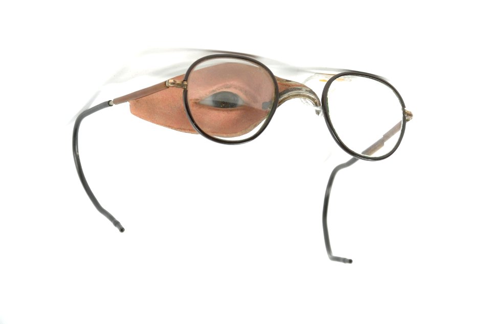 Prothese met klein oog en bril, item 1