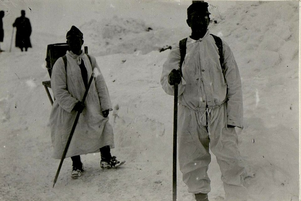Proviantträger mit Schneemantel am Pasubio. (BildID 15625518)