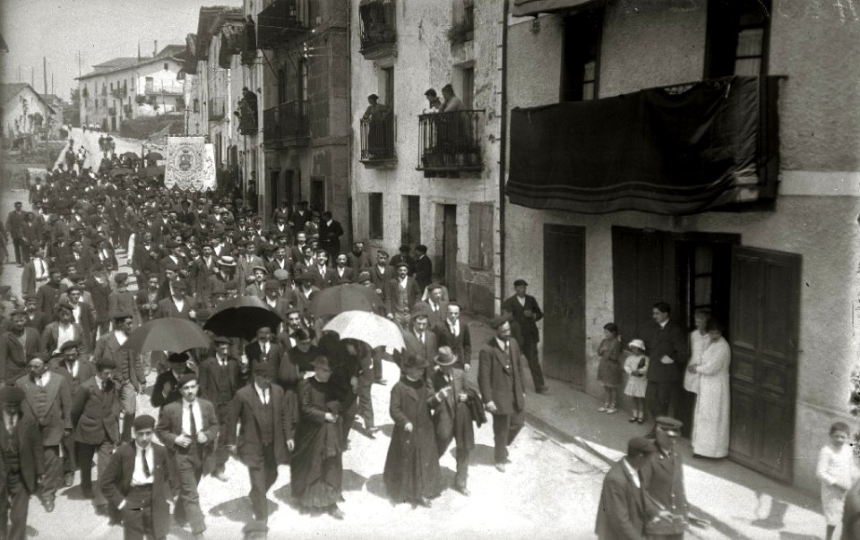 Procesión de Santa Cruz precedida por una banda de música, por las calles de Andoain (2 de 2) - Fondo Car-Kutxa Fototeka