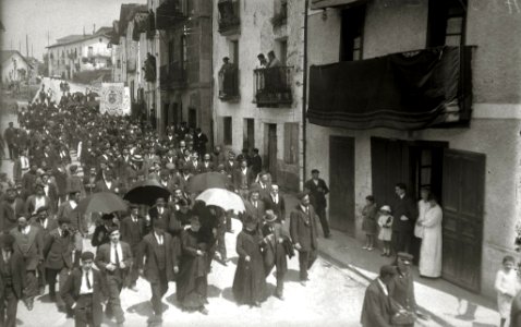 Procesión de Santa Cruz precedida por una banda de música, por las calles de Andoain (2 de 2) - Fondo Car-Kutxa Fototeka