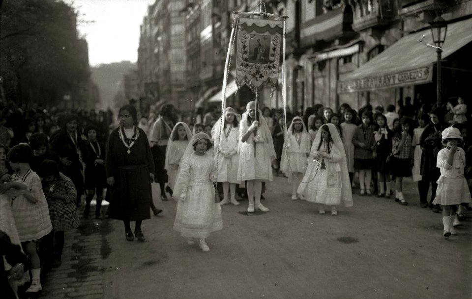 Procesión de Santa Teresa a su paso por la calle Easo (4 de 7) - Fondo Car-Kutxa Fototeka