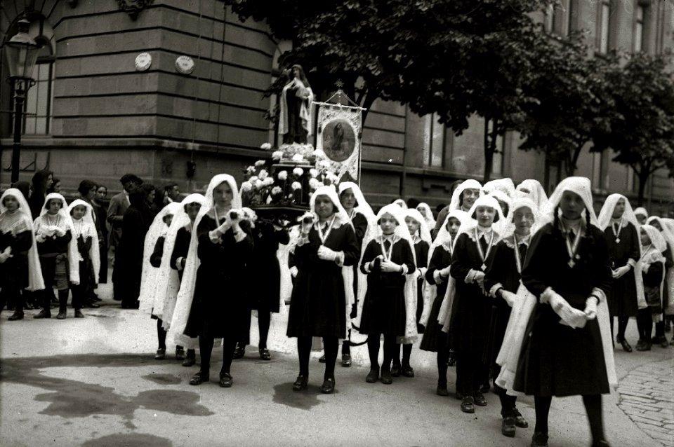 Procesión de Santa Teresa por las calles Fuenterrabía, Reyes Católicos, avenida de la Libertad y Easo (1 de 4) - Fondo Car-Kutxa Fototeka