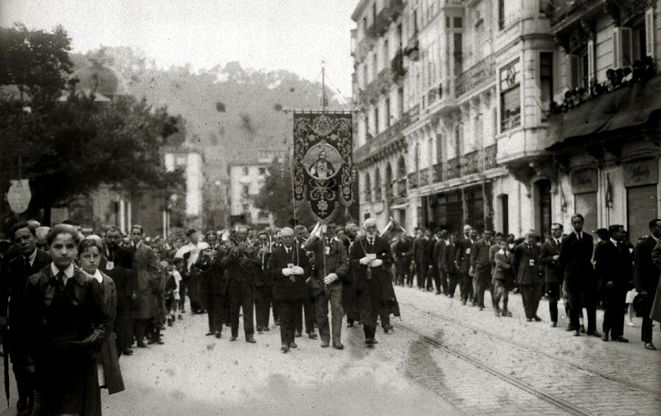Procesión del Corpus que atraviesa las calles Hernani y Loiola y se dirige a la Catedral del Buen Pastor (2 de 5) - Fondo Car-Kutxa Fototeka