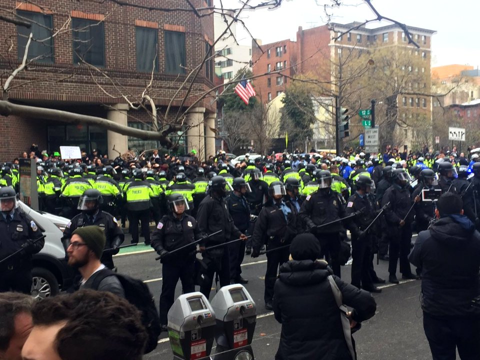 Protester police C2oD0vUXgAEhKgz