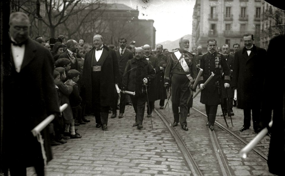 Procesión religiosa a su paso por el Boulevard. El alcalde de San Sebastián Eustaquio Inciarte forma parte en la comitiva (2 de 2) - Fondo Car-Kutxa Fototeka