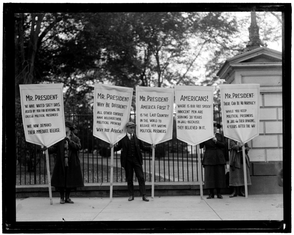 Protestors at White House gates LCCN2016863090