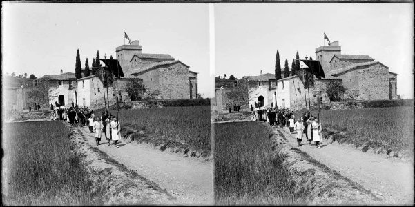 Processó al camí de davant l'església de la Santa Creu