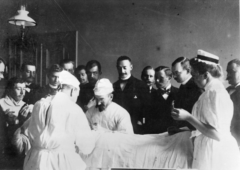 Professor Jacques Borelius utför en operation vid Lunds kirurgiska klinik - Nordiska Museet - NMA.0041344