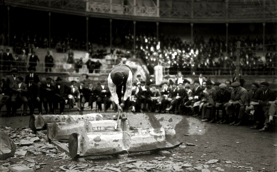 Prueba de aizkolaris en una plaza de toros (2 de 2) - Fondo Car-Kutxa Fototeka