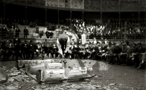 Prueba de aizkolaris en una plaza de toros (2 de 2) - Fondo Car-Kutxa Fototeka