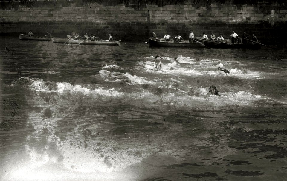 Prueba de natación en el puerto de San Sebastián (2 de 17) - Fondo Car-Kutxa Fototeka