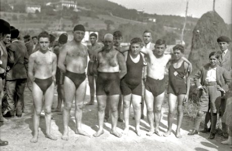 Prueba de natación en el río Urumea a la altura de los cuarteles de Loiola (1 de 5) - Fondo Car-Kutxa Fototeka