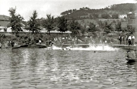 Prueba de natación en el río Urumea a la altura de los cuarteles de Loiola (5 de 5) - Fondo Car-Kutxa Fototeka