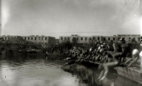 Prueba de natación en el río Urumea a la altura del barrio de Loiola, donde se ven los cuarteles militares en construcción (4 de 5) - Fondo Car-Kutxa Fototeka