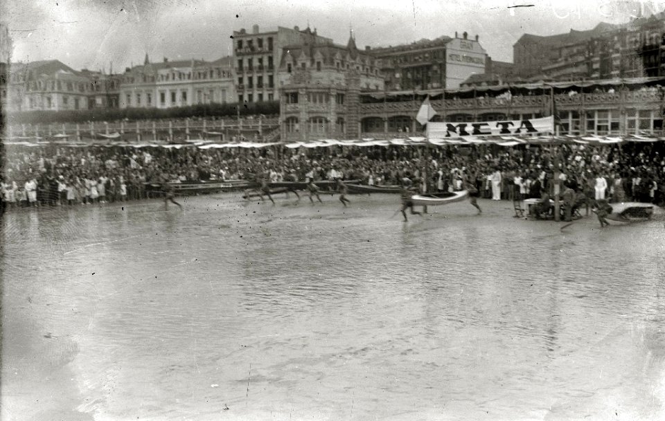 Prueba de piragüismo en la playa de la Concha (4 de 4) - Fondo Car-Kutxa Fototeka