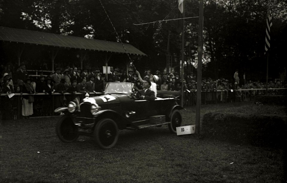 Pruebas de acrobacia en un automóvil (2 de 2) - Fondo Car-Kutxa Fototeka