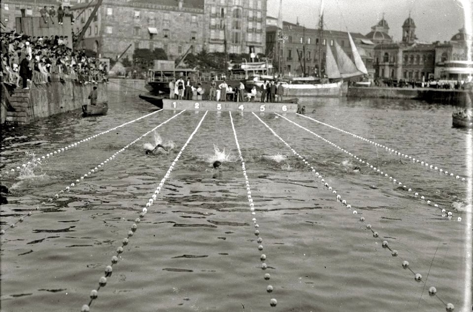 Prueba de natación en el puerto de San Sebastián (8 de 17) - Fondo Car-Kutxa Fototeka