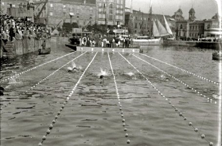 Prueba de natación en el puerto de San Sebastián (8 de 17) - Fondo Car-Kutxa Fototeka