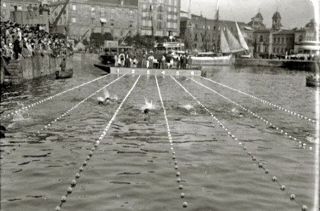 Prueba de natación en el puerto de San Sebastián (8 de 17) - Fondo Car-Kutxa Fototeka photo