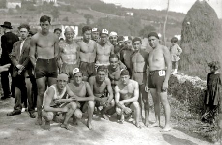 Prueba de natación en el río Urumea a la altura de los cuarteles de Loiola (3 de 5) - Fondo Car-Kutxa Fototeka