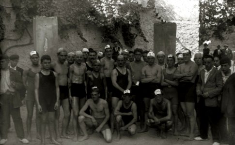 Prueba de natación en el río Urumea a la altura del barrio de Loiola, donde se ven los cuarteles militares en construcción (2 de 5) - Fondo Car-Kutxa Fototeka