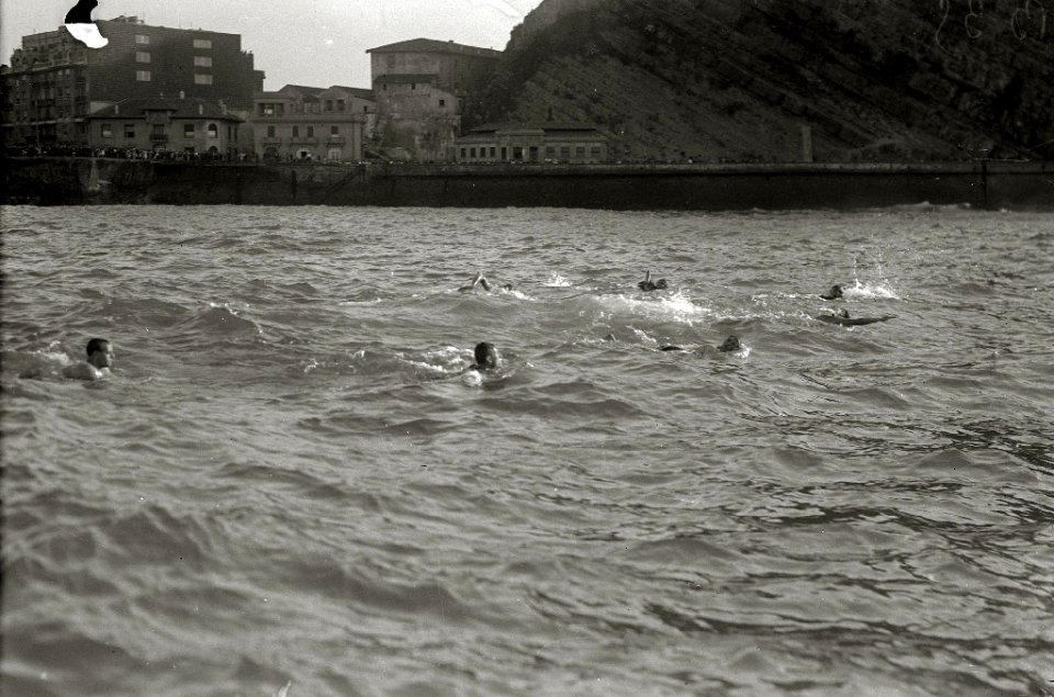 Prueba de natación en la bahía de la Concha (1 de 1) - Fondo Car-Kutxa Fototeka