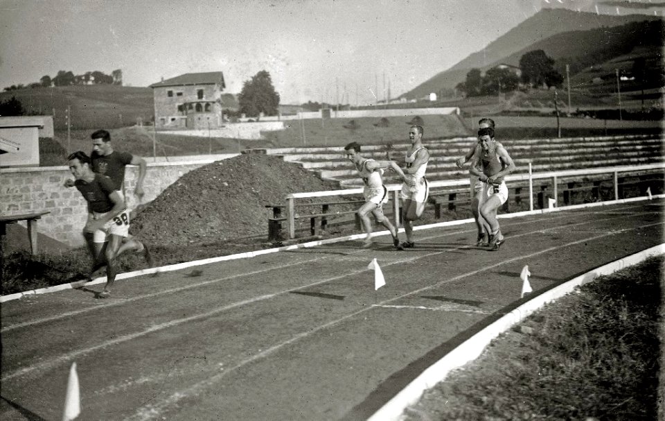 Pruebas atléticas en el campo de Berazubi en Tolosa (5 de 13) - Fondo Car-Kutxa Fototeka