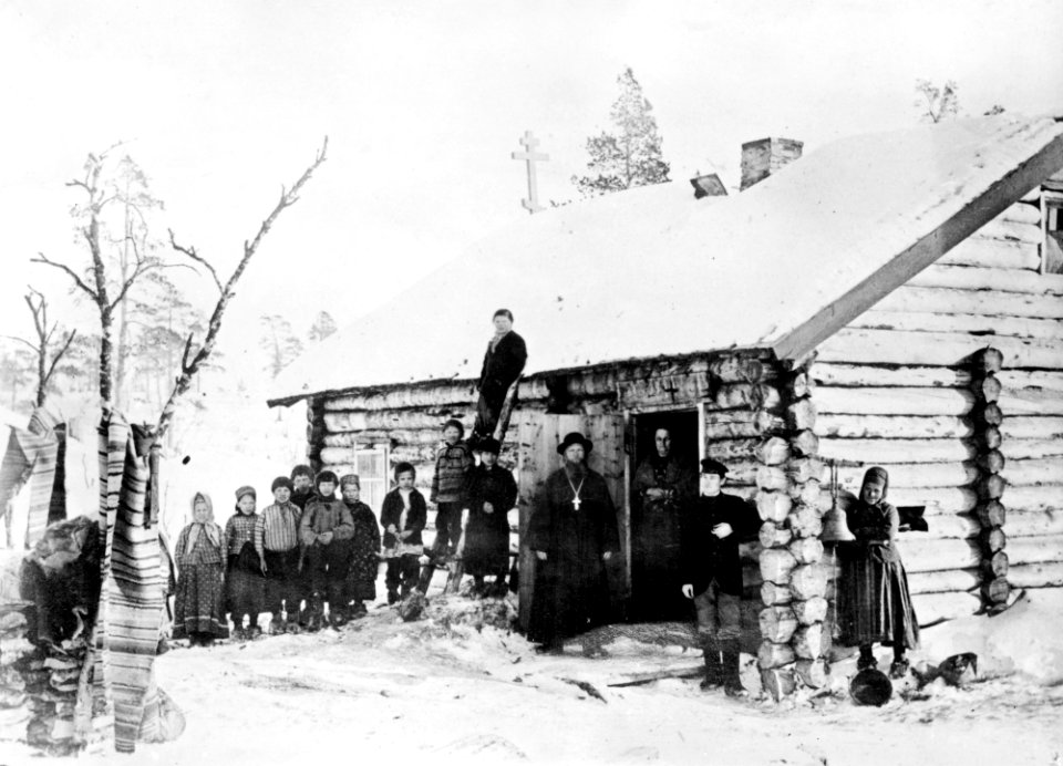 Prosten med kone, klokkeren og skoltesamiske skolebarn ved russisk skole og kapell, Pasvik - Norsk folkemuseum - NF.06725-022