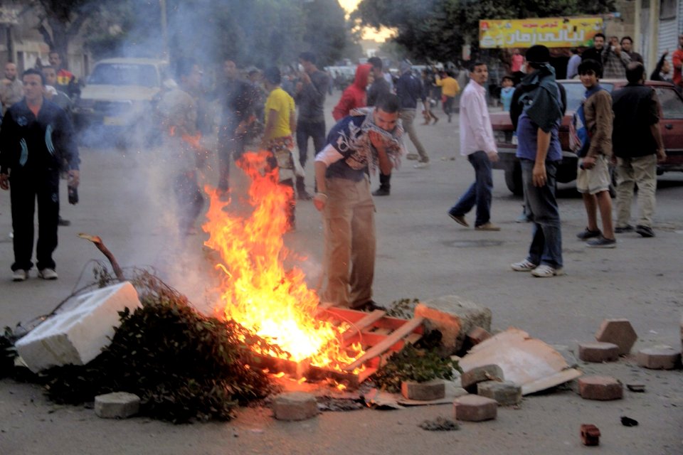 Protesters set fire to debris in Cairo 6-Dec-2013