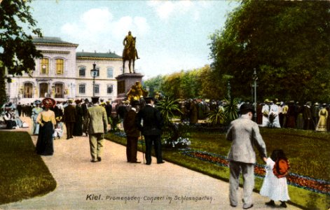 Promenadenkonzert der Garnisonskapelle am Fuße des Reiterstandbilds Kaiser Wilhelm I. im Schlossgarten (Kiel 51.620)