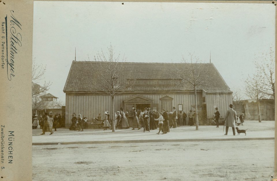 PS-2016-45-17-1--Vor-dem-Theater-am-Maffeianger-April-1900