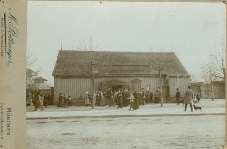 PS-2016-45-17-1--Vor-dem-Theater-am-Maffeianger-April-1900