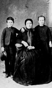 Prompt, M. L. - Familienporträt (Zeno Fotografie)