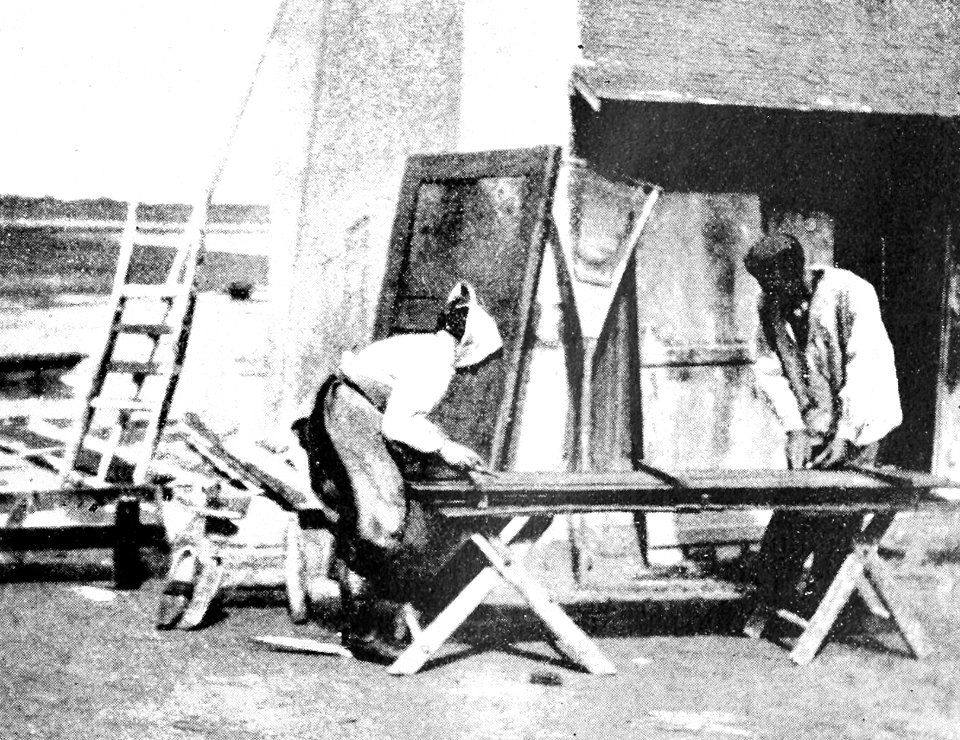 PSM V44 D023 Disengaging seed oysters from a tray collector