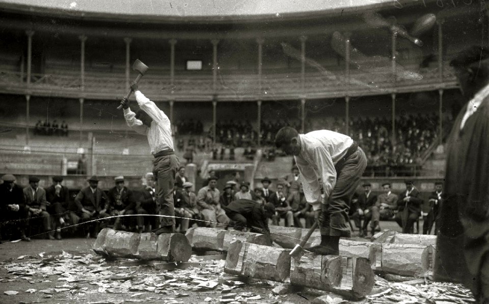 Prueba de aizkolaris en una plaza de toros (1 de 2) - Fondo Car-Kutxa Fototeka