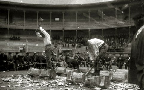 Prueba de aizkolaris en una plaza de toros (1 de 2) - Fondo Car-Kutxa Fototeka