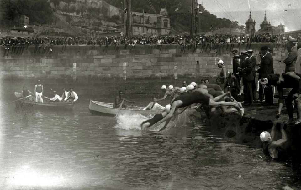 Prueba de natación en el puerto de San Sebastián (1 de 17) - Fondo Car-Kutxa Fototeka