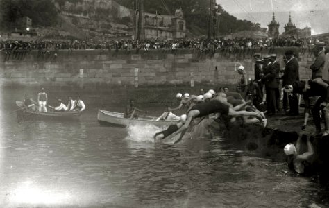Prueba de natación en el puerto de San Sebastián (1 de 17) - Fondo Car-Kutxa Fototeka