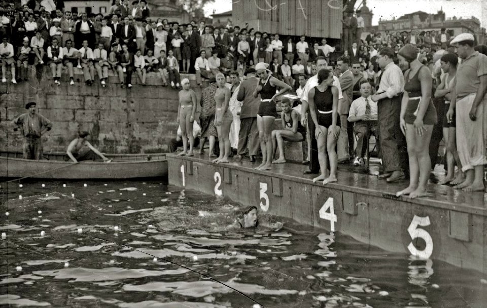 Prueba de natación en el puerto de San Sebastián (13 de 17) - Fondo Car-Kutxa Fototeka