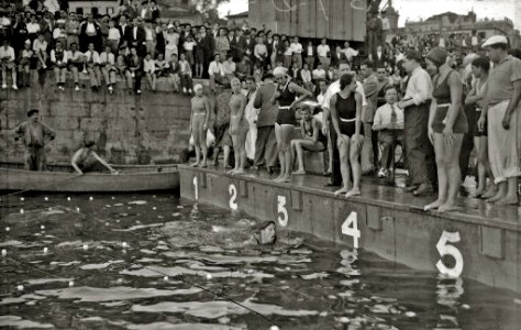 Prueba de natación en el puerto de San Sebastián (13 de 17) - Fondo Car-Kutxa Fototeka photo