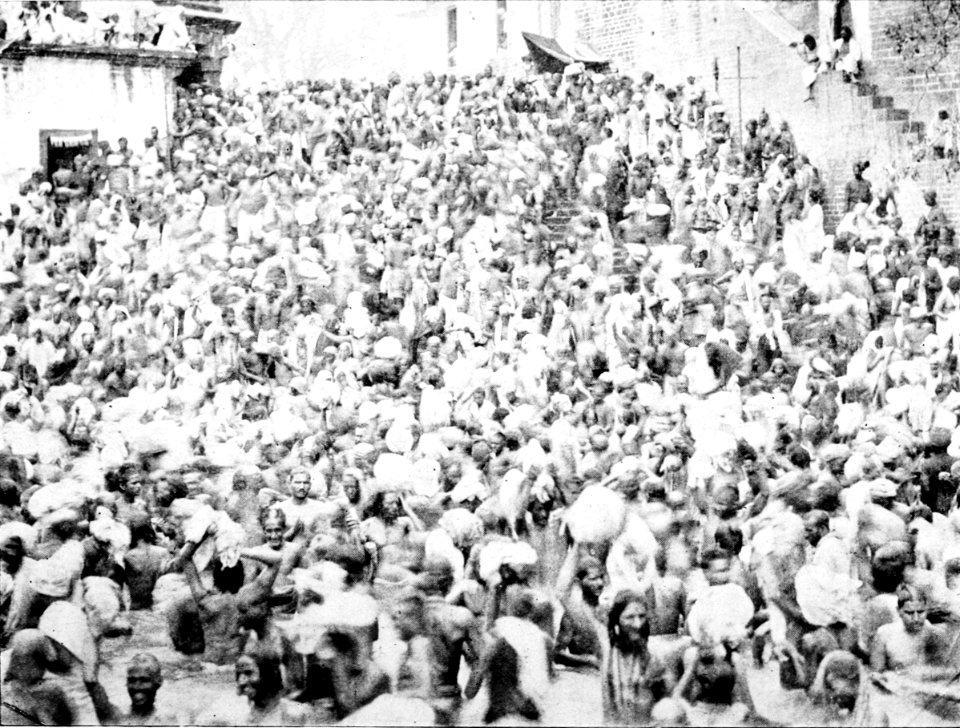 PSM V43 D666 Pilgrims swarming around the sacred pool at haridwar