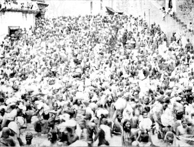 PSM V43 D666 Pilgrims swarming around the sacred pool at haridwar