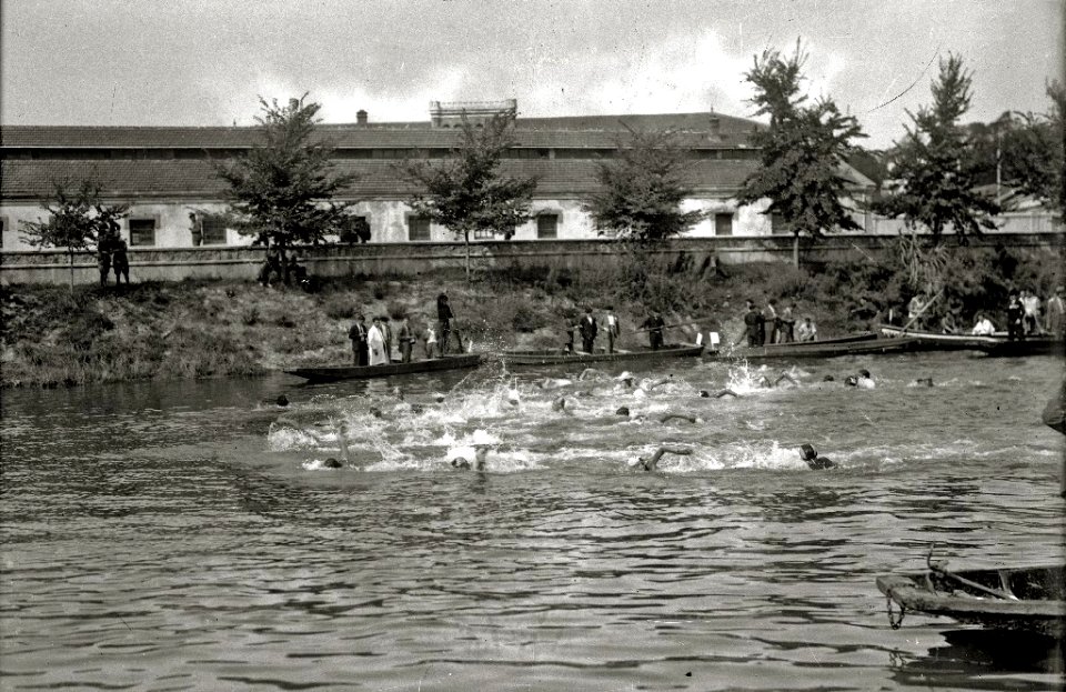 Prueba de natación en el río Urumea a la altura de los cuarteles de Loiola (4 de 5) - Fondo Car-Kutxa Fototeka