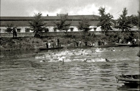 Prueba de natación en el río Urumea a la altura de los cuarteles de Loiola (4 de 5) - Fondo Car-Kutxa Fototeka