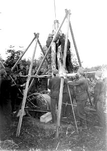 Rammen der Pfähle für eine sichere Verankerung der Scheertanwinde - CH-BAR - 3240705
