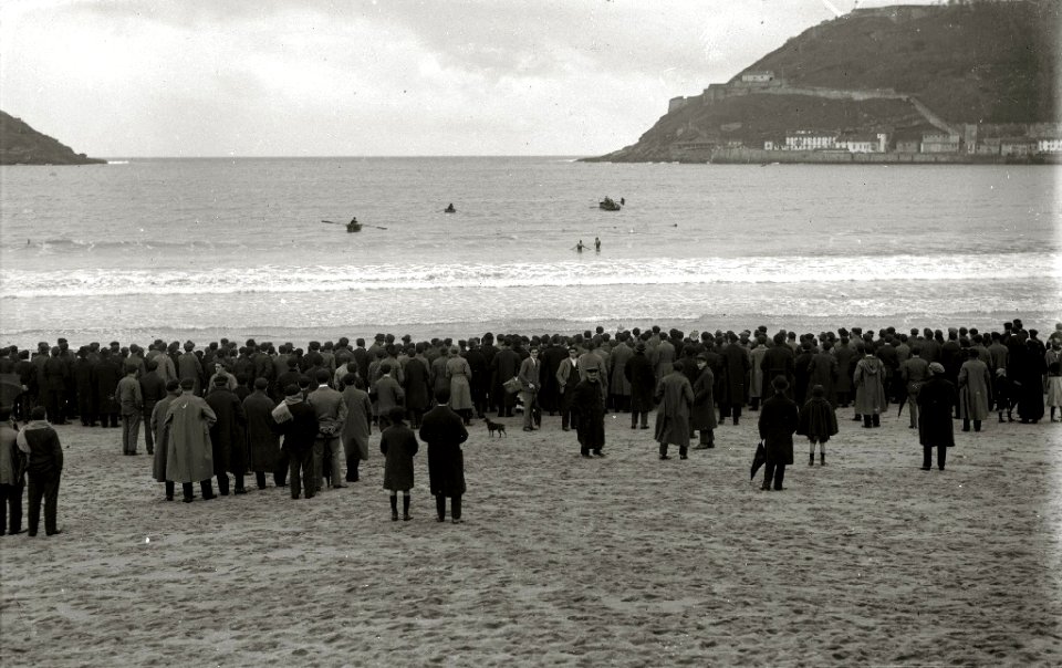 Prueba de natación en la playa de la Concha (1 de 2) - Fondo Car-Kutxa Fototeka