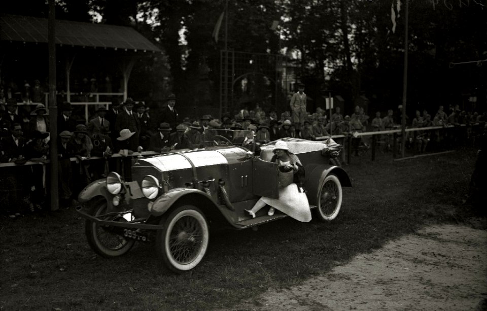 Pruebas de acrobacia en un automóvil (1 de 2) - Fondo Car-Kutxa Fototeka