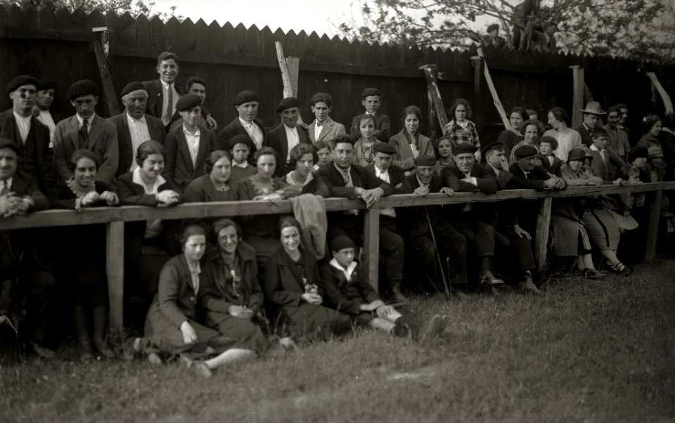 Pruebas de deporte rural en una campa (3 de 4) - Fondo Car-Kutxa Fototeka