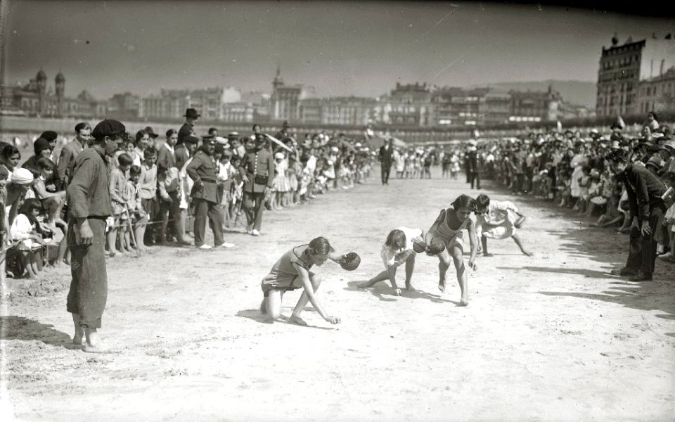 Pruebas infantiles en la playa de la Concha (3 de 3) - Fondo Car-Kutxa Fototeka